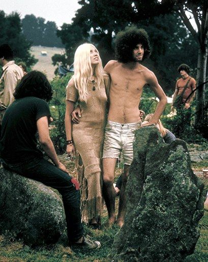 Hippie Couple These are the sexiest cave people we have ever seen. Style tip: white jean cut-offs are surprisingly baller. Woodstock Pictures, Woodstock Fashion, Woodstock 99, 1969 Woodstock, Woodstock '99, Woodstock Photos, Hippie Couple, Richie Havens, Hippies 1960s