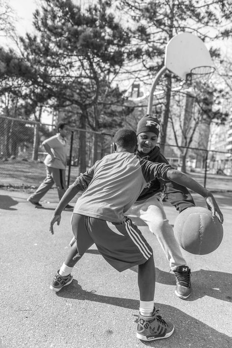 Boys Playing Basketball, Monochrome Photo, Ball Basketball, Photography Motion, Street Basketball, Photo Action, Basketball Players Nba, Fitness Fun, Basketball Photography