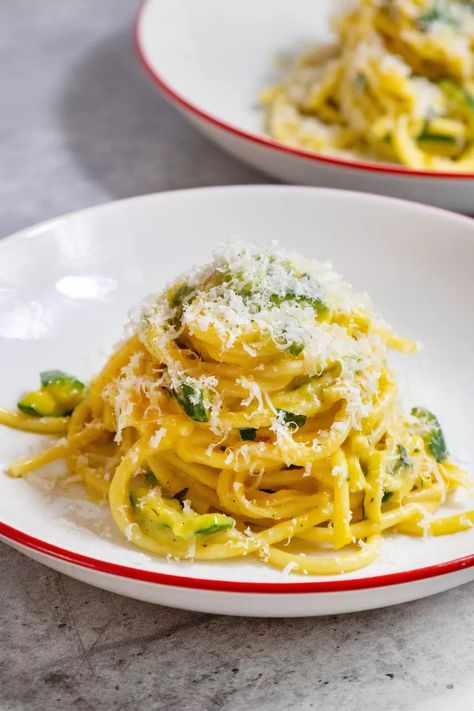 Giada's Zucchini Carbonara Zucchini Carbonara, Pasta Alla Carbonara, Hot Cross Bun, Healthy Pasta, Diner Recept, Pasta Carbonara, Spaghetti Carbonara, Most Popular Recipes, Noodle Recipes