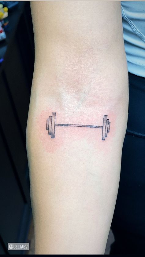 Straight line barbell tattoo Traditional Barbell Tattoo, Barbell Tattoo Weightlifting, Small Barbell Tattoo, Barbell Tattoo Ideas, Weight Tattoo Fitness, Powerlifting Tattoo Ideas, Fitness Tattoos For Women, Barbell Tattoo Women, Crossfit Tattoo Women