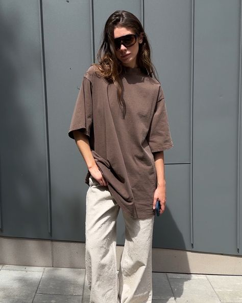 HIGHSTREET total look🤎 Oversized distressed t-shirt / color: brown / size: XS-XL / 2600₴ ⠀ Roughed-up jeans / color: off white / size: S, M, L / 3400₴ ⠀ highstreet.com.ua Brown Oversized T Shirt, Distressed T Shirt, Brown Shirt, Total Look, Women Clothes, Jeans Color, Oversized Tshirt, Colored Jeans, Shirt Color