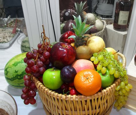 List of Round or Circular Fruits For Your New Year's Eve Tradition 12 Fruits For New Year, Fruits For New Year, Noche Buena Filipino Christmas Eve, New Years Traditions Around The World, New Years Eve Traditions, Chinese New Year Food, Bacon And Egg Casserole, New Years Eve Food, Entertaining Food