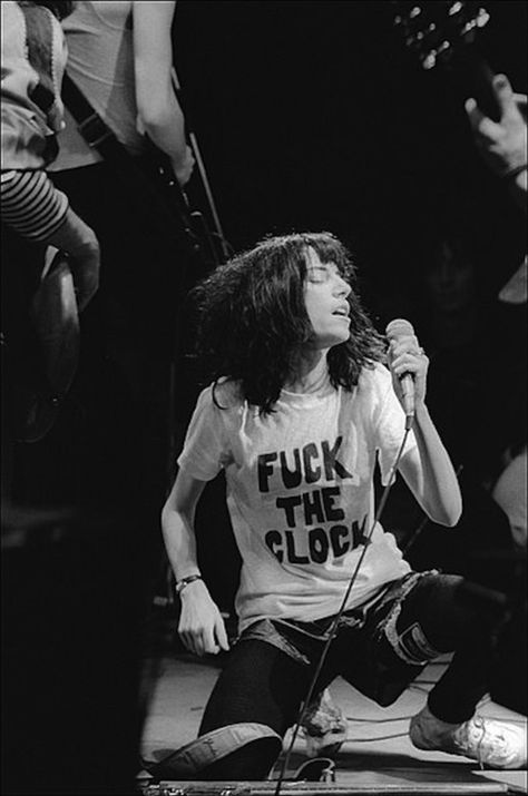 patti smith. Shotting Photo, Musica Rock, Punk Scene, Patti Smith, I'm With The Band, George Orwell, Ex Machina, Music Icon, Pop Rock