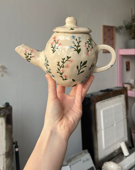 Teapot Clay Ideas, Painted Tea Pots Ideas, Clay Teapots Handmade, Tea Pot Pottery Painting Ideas, Painted Teapot Ideas, Teapot Pottery Ideas, Hand Painted Teapot, Tea Pot Painting Ideas, Pottery Painting Teapot