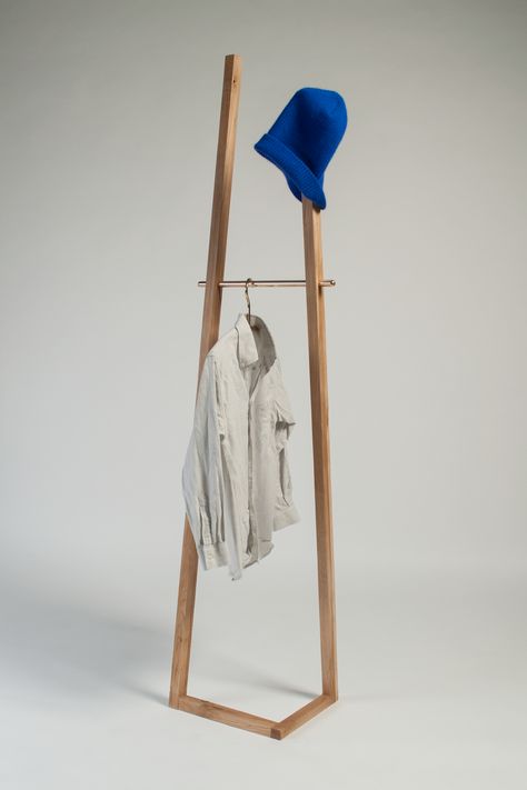 Silent Butler – Clothes Hanger – leandra eibl portfolio Hanger Design Ideas, Butler Clothes, Clothes Hanger Design, New Home Aesthetic, Cloth Hanger Stand, Wooden Clothes Rack, Wall Bookshelf, Hanger Stand, Clothes Stand