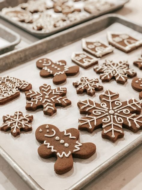 Easy Gingerbread Cookies, Best Gingerbread Cookies, Gingerbread Cookies Decorated, Ginger Bread Cookies Recipe, Gingerbread Recipe, Xmas Cookies, Cut Out Cookies, Sugar Cookies Recipe, Cookies Recipes Christmas