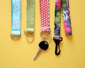 Super Easy Lanyard and Key Chain Wristlet Wristlet Tutorial, Key Holder Diy, Diy Lanyard, Scrap Fabric Projects, Easy Wood, Costura Diy, Leftover Fabric, Scrap Fabric, Click Photo