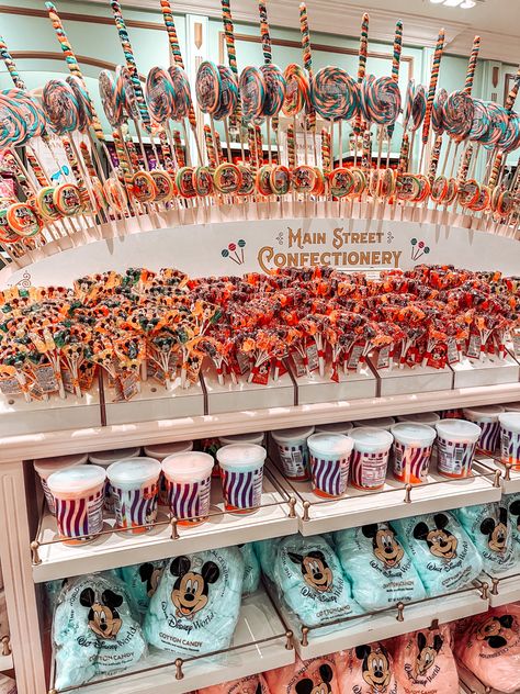 Disneyworld Main Street, Disney Candy Table, Disney Confectionary, Disney Paris Food, Disney Park Food, Disney World Treats, Disneyland Foods, Disney World Birthday, Disney Sweets