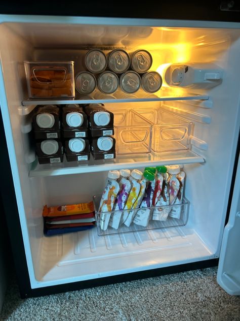 Gym Mini Fridge, Mini Fridge Drink Organization, Small Fridge Organization Ideas Dorm, Healthy Mini Fridge Organization, Stocked Mini Fridge Snacks, Organize Mini Fridge, Mini Refrigerator Organization, Organized Mini Fridge, Healthy Mini Fridge