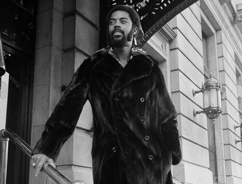 Clyde Frazier Fur Coat Clyde Frazier, Walt Frazier, Photo Basketball, Nba Style, Major Lazer, Nba Fashion, Mink Fur Coat, Nba Stars, Plaza Hotel