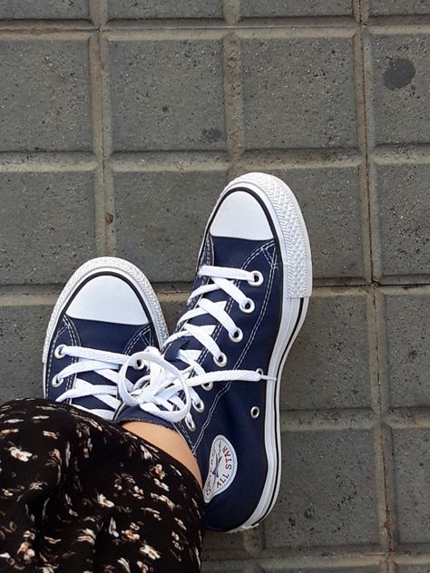 Midnight Blue Converse, How To Style Blue Converse, Navy Blue Converse Outfit Aesthetic, Dark Blue Sneakers Outfit, Dark Blue Converse Outfit, Navy Blue Converse Outfit, Converse Wishlist, Converse Outfit Aesthetic, Dark Blue Converse