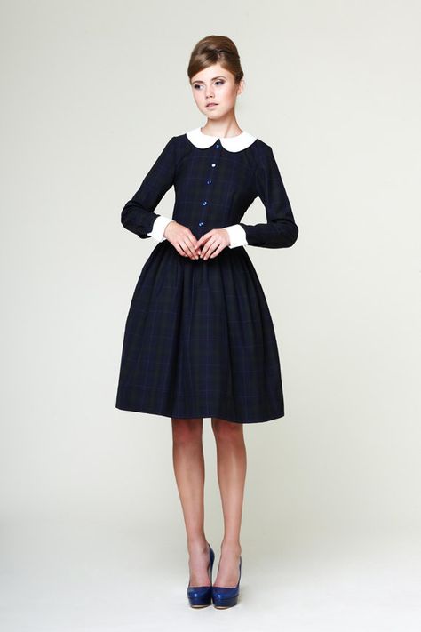 Black Dress With White Collar, Dress With White Collar, Skirt Diy, Woolen Dresses, Peter Pan Collar Dress, Look Retro, Lady Like, Lucille Ball, Tartan Dress