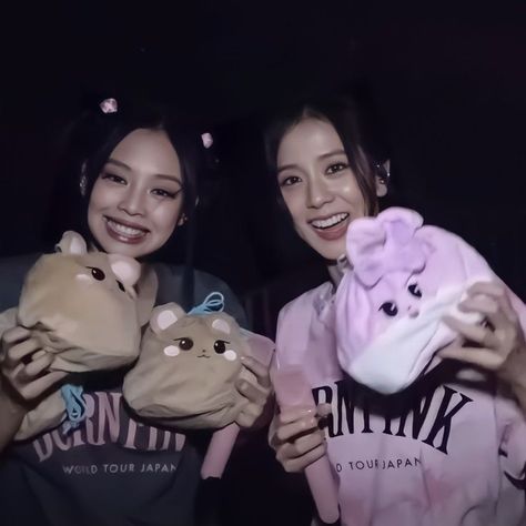 Blackpink Debut, Pink Tour, Blackpink Members, Best Duos, Black Pink Instagram, Female Friends, Best Friends Forever, Blackpink Photos, Blackpink Fashion