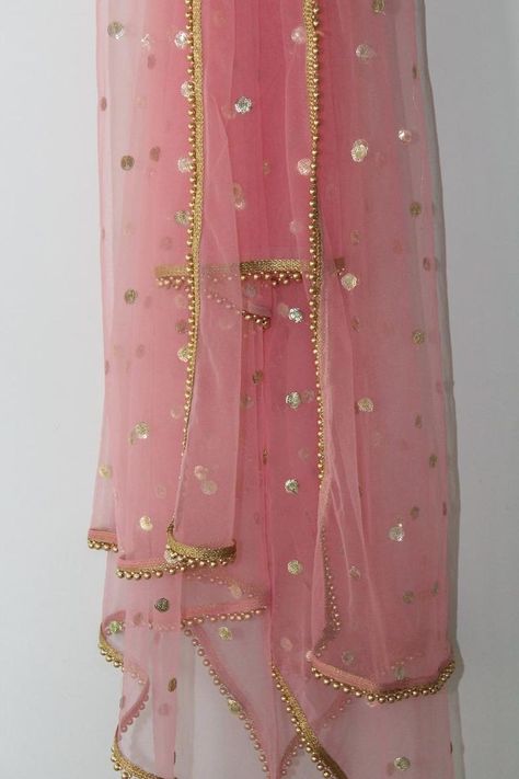 Net Dupatta Designs Ideas, Netted Sarees, Chunni Designs, Net Dupatta Designs, Dupatta Tassels, Bridal Chunni, Pink Choli, Dupatta Ideas, Dupatta Designs Ideas