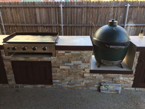 Shed Outdoor Kitchen, Green Egg Outdoor Kitchen, Egg Outdoor Kitchen, Big Green Egg Outdoor Kitchen, Lake Porch, Outdoor Kitchen Area, Bbq Shed, Deck Patio Ideas, Grill Stand