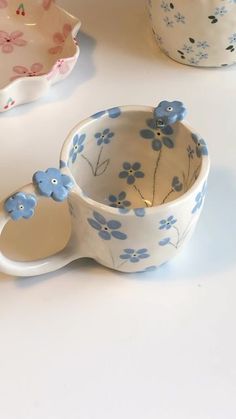 Pretty Mugs Ceramic, Forget Me Not Pottery, Ceramic Mug Set Ideas, Mug And Plate Ceramic, Forget Me Not Ceramic, Handmade Ceramic Mugs Ideas, Ceramic Mugs Painting, Ceramic Things To Make, Ceramic Mug Handmade