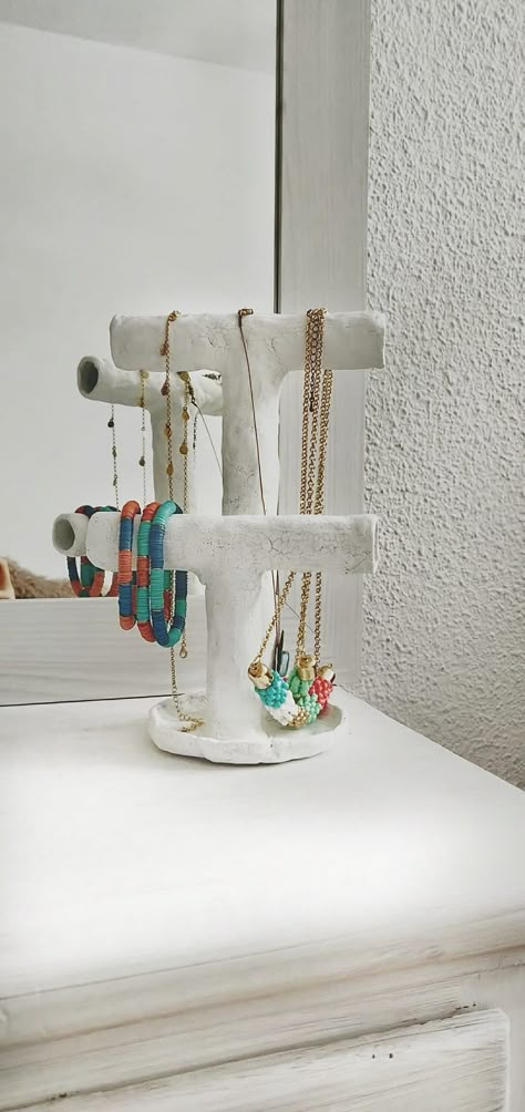 Bracelets Holder Diy, Clay Art Necklace Holder, Simple Clay Jewelry Holder, Aesthetic Jewellery Holder, Clay Bracelet Holder Diy, Clay Crafts Necklace Holder, Diy Air Dry Clay Jewelry Holder, Clay Sculpture Jewelry Holder, Clay Jewellery Holder Aesthetic