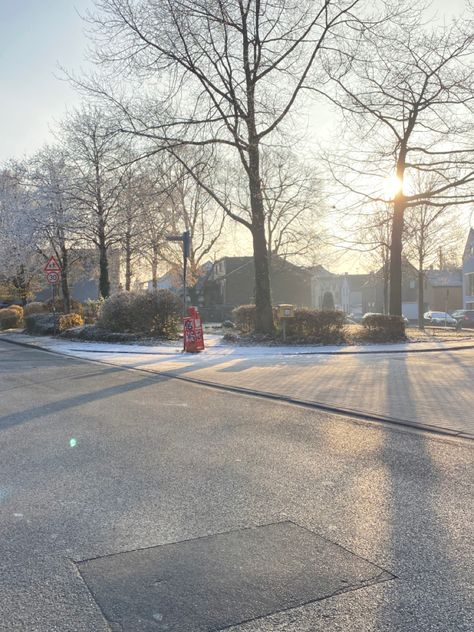 Sunny Winter Morning, Cold Sunny Day Aesthetic, Winter Sun Aesthetic, Sunny Winter Aesthetic, Aesthetic Places Background, Places Background, Sun In Winter, Sunny Winter Day, Winter Board