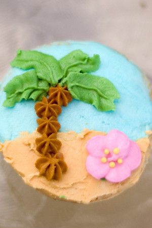 Great Summer Vacation cupcakes Cupcakes Designs Creative, Cupcakes Decoration Summer, Fun Cupcakes Ideas Creative, Summer Themed Treats, Tropical Theme Cupcakes, Summer Cupcakes Ideas Decorations, Summer Cupcakes Decoration, Summer Cupcake Designs, Summer Cupcake Ideas