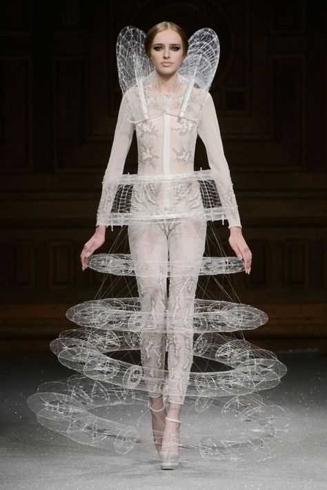 Futuristic Fashion - floating ring illusion dress with elaborate 3D structure and intricate threadwork - sculptural fashion; wearable art // Oscar Carvallo Sculpture Fashion, Architectural Fashion, Sculptural Fashion, Iris Van Herpen, 3d Fashion, Moda Paris, Couture Mode, Weird Fashion, Illusion Dress