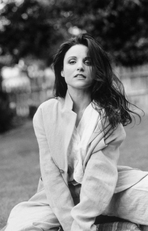 Julia Louis-Dreyfus in the '90s was just as adorable as she is today Comedian Photoshoot, Elaine Benes, Nastassja Kinski, George Costanza, Top Tv Shows, Julia Louis Dreyfus, Big Mood, Young Actresses, Cameron Diaz