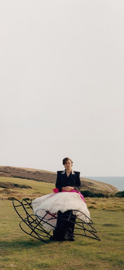 2020 Harry Styles, Golden Music Video, Harry Styles Vogue, Golden Music, Artist Wallpaper, Vogue Wallpaper, Harry Styles Photoshoot, Boys In Skirts, Harry Styles Golden