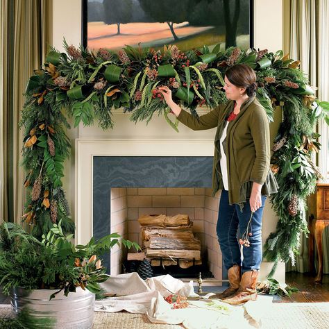 Christmas Mantel Decorating Ideas Mantel Cover, Holiday Mantel Decorating Ideas, Mantle Christmas, Christmas Garlands, Holiday Mantel, Christmas Mantel Decorations, Christmas Mantle, Navidad Diy, Christmas Fireplace