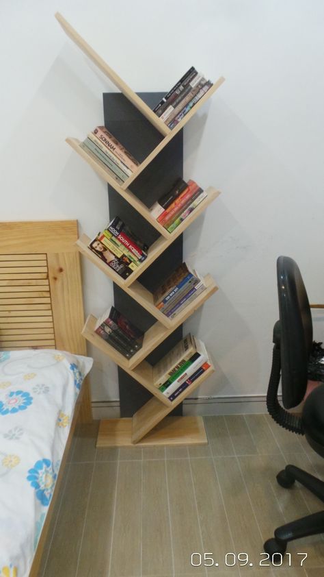 DIY tree-shape bookshelf Cool Bookshelves, Diy Tree, Tree Shapes, Diy Woodworking, Shoe Rack, Bookshelves, Bookcase, Woodworking, Shelves