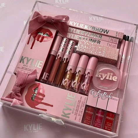 Kylie Cosmetics Packaging, Pr Makeup Packages, Kylie Cosmetics Aesthetic, Makeup Advent Calendar, Jenner Makeup, Girly Makeup, Kylie Lip Kit, Kylie Jenner Makeup, Makeup Accesories