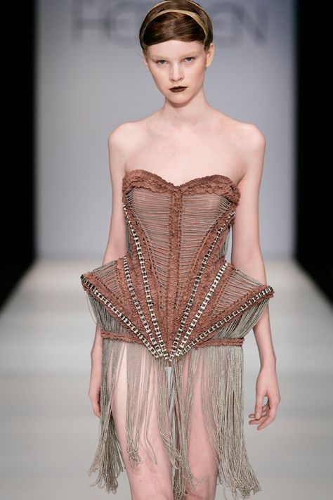 Iris Van Herpen - Mummification (there's just so much going on in the construction/detail that i love) Architectural Fashion, Sculptural Fashion, Iris Van Herpen, Gareth Pugh, 3d Fashion, Viktor Rolf, Futuristic Fashion, Creation Couture, John Galliano