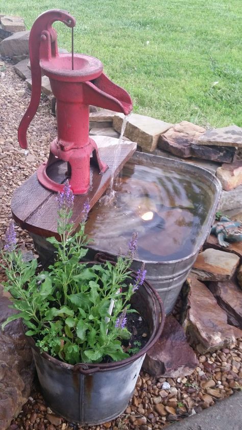 Galvanized metal wash tub and water pump turned in to a neat water feature/fountain. Well Pump Cover Ideas, Old Water Pumps, Crafts Recycled, Water Fountain Design, Hippie Garden, Backyard Pond, Fountains Backyard, Vintage Gardening, Fountain Design