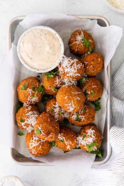 Got leftover risotto? Make Parmesan Arancini - a delicious fried rice ball appetizer! Leftover Risotto, Delicious Fried Rice, Arancini Balls, Risotto Balls, Arancini Recipe, Recetas Halloween, Air Fried Food, Crowd Pleasing Appetizers, Arborio Rice