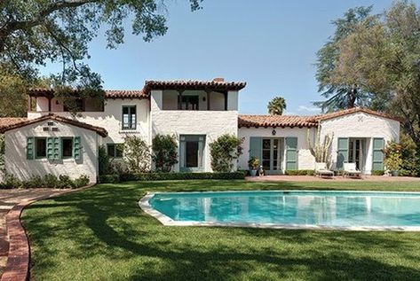 Charmante maison typique, style hacienda espagnole à Ojay en Californie, Usa,  #construiretendance Style Hacienda, Style Californien, Spanish Homes, Spanish Exterior, Spanish Colonial Homes, Spanish Bungalow, Ojai California, Mediterranean Home Decor, Spanish Style Home