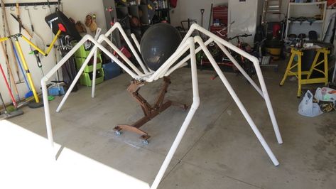 Stranger Things Yard Decor, Giant Spider Halloween Diy, Diy Giant Spider Halloween, Giant Spiders Diy, Halloween Bugs, Scary Carnival, Diy Halloween Spider, Halloween Carnival Games, Homecoming Decorations