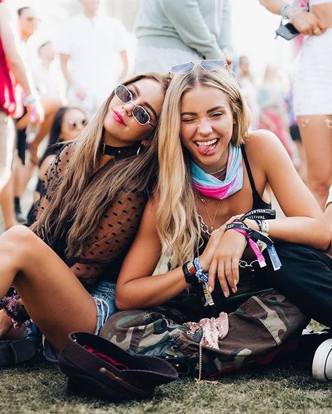 Need Hen Party Ideas? Check Out These - Poptop Event Planning Guide Coachella Vibes, Coachella Outfits, Charly Jordan, Festival Photography, Festival Inspo, Look Festival, Girls Heart, Music Festival Outfits, Coachella Outfit