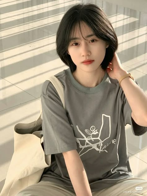 Short Haircut Korean Style Round Face, Tomboy Hairstyles Round Face, Korean Short Hairstyle, Layer Bob, Ulzzang Short Hair, Bob Hairstyles For Round Face, Hair Korean, Boy Haircuts Long, Hair Tomboy