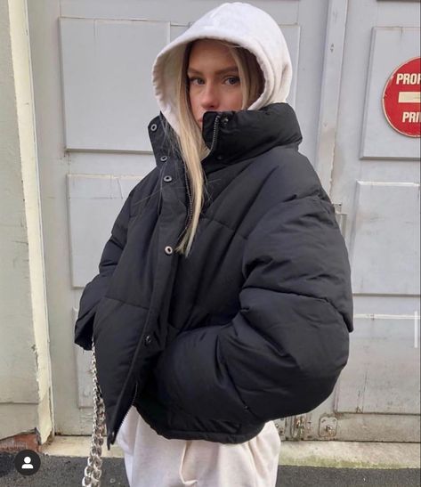 Tennis Shoes Outfit, School Looks, Black Puffer, Outfit Look, Mode Inspo, 가을 패션, Looks Style, Outfits Casuales, Casual Outfit