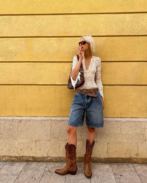 Traje Cowgirl, Botas Western, Look Grunge, Downtown Outfits, Cowboy Outfits, Cowgirl Outfits, Festival Looks, Mode Inspo, Country Outfits