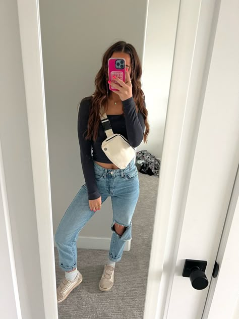 Dressy Outfits For School Winter, Cute Sweet 16 Outfits Casual, Minimalist Outfit Inspo Casual, Shirts With Jeans, Basic Outfits With Jeans, Cute February Outfits, Jeans Outfits Winter, Cute Outfits Winter Aesthetic, Winter Jean Outfits