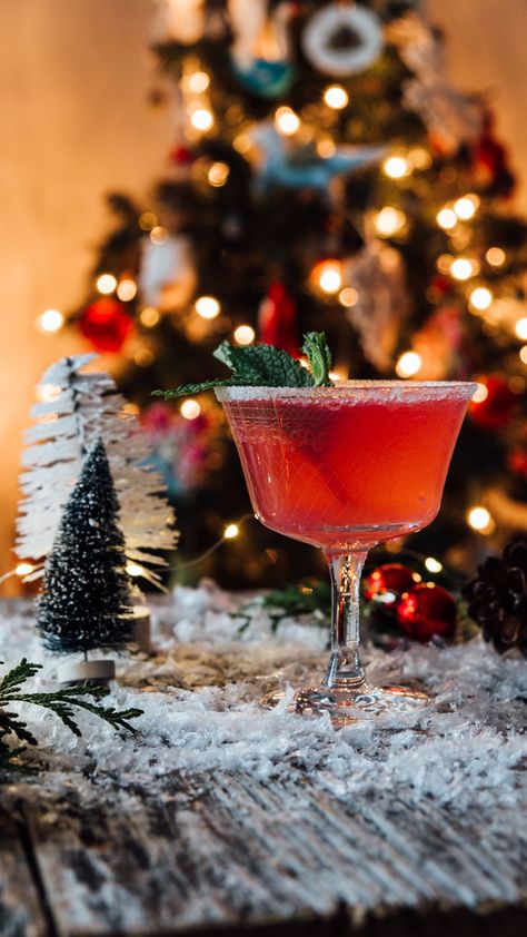 Holiday Mezcal Cocktail, Spicy Tequila Cocktail, Easy Winter Cocktails, Spicy Cocktails, Winter Beverages, Winter Cocktails Recipes, Spicy Cocktail, Mezcal Cocktails, Cranberry Cocktail