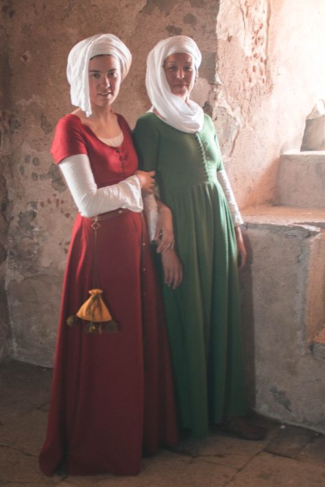 15th century – Recreating History 15th Century Dress, 15th Century Fashion, 15th Century Clothing, 16th Century Clothing, Medieval Garb, Medieval Clothes, Medieval Woman, European Dress, Peacock Color