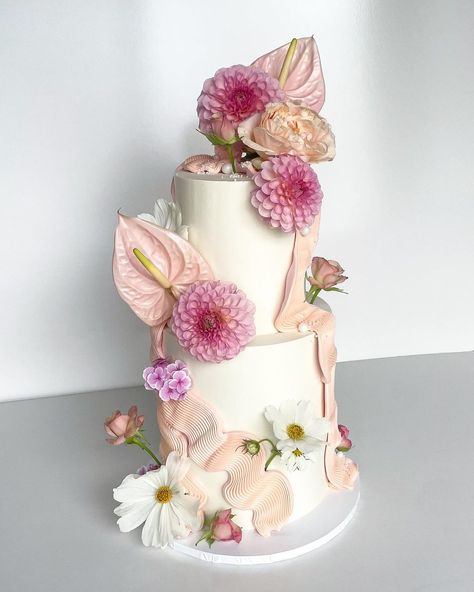 Whimsical Cake Wedding, Wedding Cake Colourful, Wedding Cake Trends For 2024, Garden Party Wedding Cake, Flower Cake Wedding, Funky Wedding Cakes, Cookies Photoshoot, Floral Cake Ideas, Botanical Wedding Cake