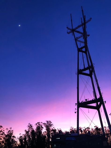 That moon!! 😍🌛 ⁠ 📸 @trev_greenlaw ⁠ #sutrotower #sfsutrotower #sanfrancisco #sanfranciscotwinpeaks #mtsutro #mysanfrancisco #howsfseessf #citybythebay#nowrongwaysf #onlyinsf #sanfrancitizens #sf #sfbay #streetsofsf #wildbayarea  #sunset_madness #skylovers #sunset_pics #goldenhour #horizon #dusk San Francisco Twin Peaks, Sutro Tower, Sunset Pics, San Fran, Sunset Pictures, Bay Bridge, Golden Hour, Bay Area, San Francisco