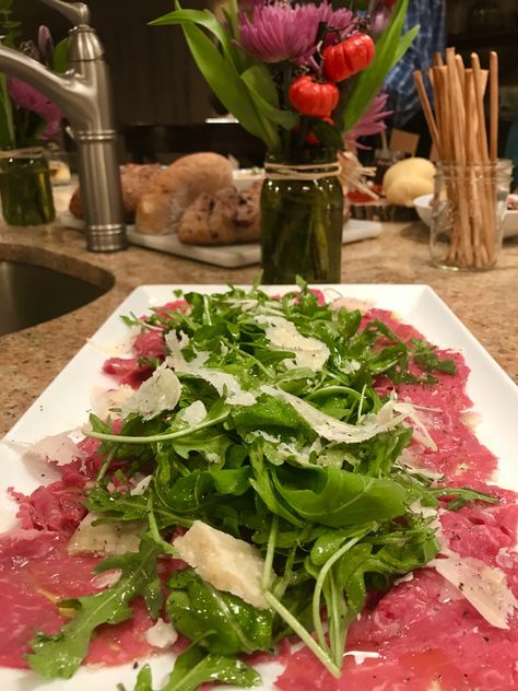 Steak Carpaccio, Beef Carpaccio Appetizers, Beef Tartare Recipe, Crudo Recipe, Cenas Keto, Beef Carpaccio Recipe, Appetizers Meat, Italian Evening, Carpaccio Recipe