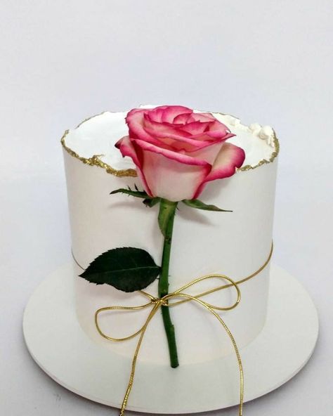 Cake Wallpaper, Buttercream Cake Designs, Mini Bolo, Mini Torte, 60th Birthday Cakes, Mini Cakes Birthday, Creative Cake Decorating, Cake Decorating Frosting, Valentines Day Cakes