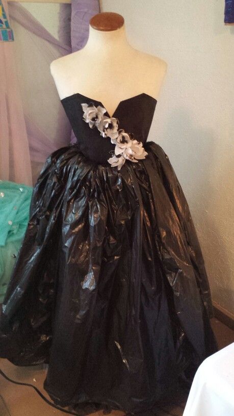 Trash bags, melted plastic spoons, and place mats Trash Bag Dress Diy, Trash Bag Fashion, Recycled Dress Ideas, Trash Bag Dress, Recycled Gown, Teen Diy, Recycled Dress, Melted Plastic, Paper Fashion