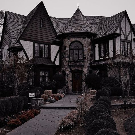 Dark Academia Aesthetic House, Dark Academia House Exterior, Home Aesthetic Dark, Dark Academia House, Academia House, Dark Academia Home, Homescreen Wallpaper Ideas, Building Aesthetic, Aesthetic House