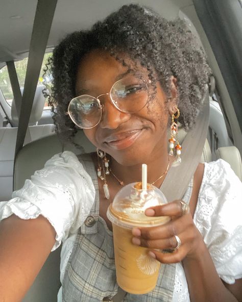 Quirky Black Woman, Afro With Glasses, Round Glasses Aesthetic, Quirky Aesthetic, Aesthetic Overalls, Me M, Hair Twist, Mushroom Earrings, Cool Glasses