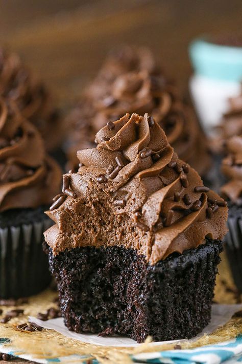 Life Love And Sugar, Moist Chocolate Cupcakes, Homemade Chocolate Cupcakes, Fluffy Cupcakes, Best Chocolate Cupcakes, Chocolate Cupcakes Moist, Cupcake Recipes Chocolate, Chocolate Buttercream, Chocolate Frosting