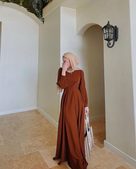 Graduation Dress High School Hijab, Brown Dress Hijab, Simple Dresses For Hijab, Long Dresses Hijab, Modest Silk Dress, Hijabi Dresses Casual, Graduation Abaya, Hijab Graduation Outfit, Hijab Dress Style